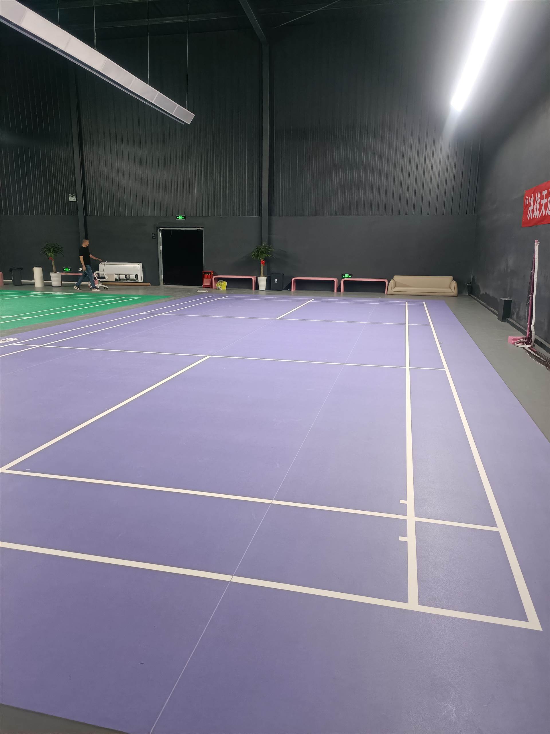 健身房運(yùn)動(dòng)地膠 定制球場防滑塑膠地板
